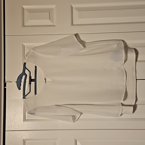 💖 $5 add to bundle Nina Leonard Two Tier Blouse with silver accent💖 - Picture 1 of 6